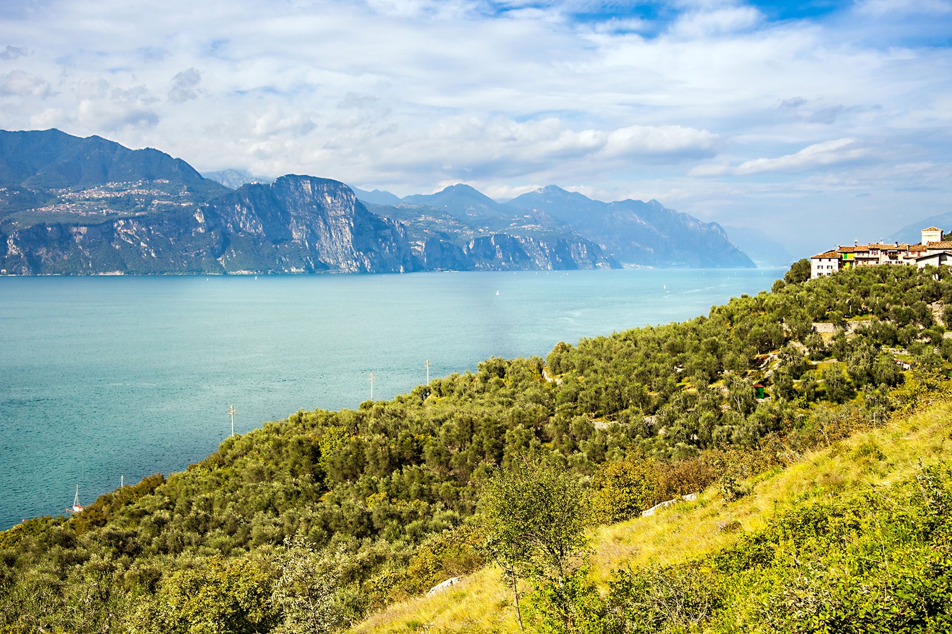 Off to the dog-friendly hotel at Lake Garda.