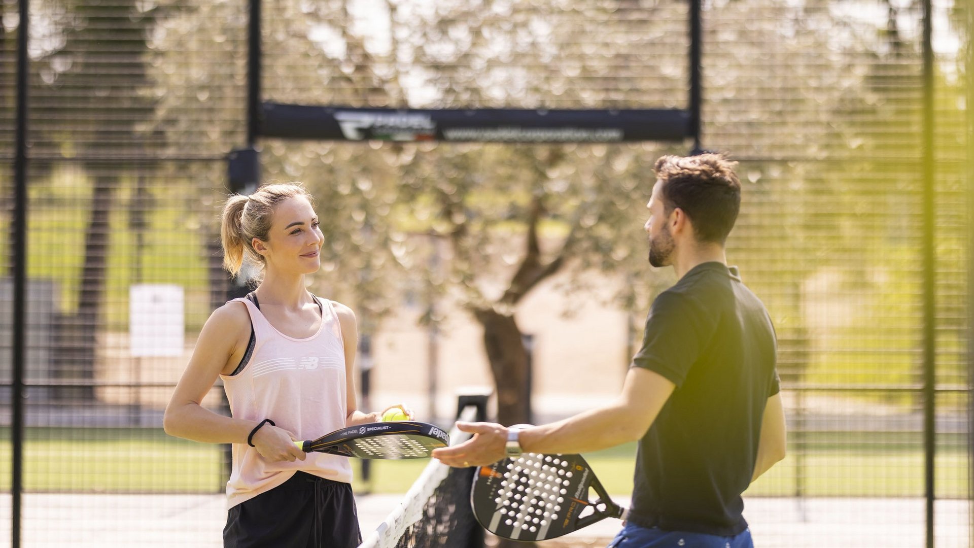 Bienvenue à l’hôtel avec court de tennis au lac de Garde